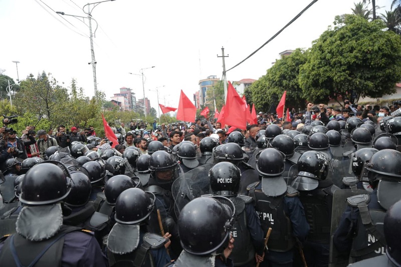 ओली पक्राउ परेको विरोधमा आज पनि एमालेको प्रदर्शन