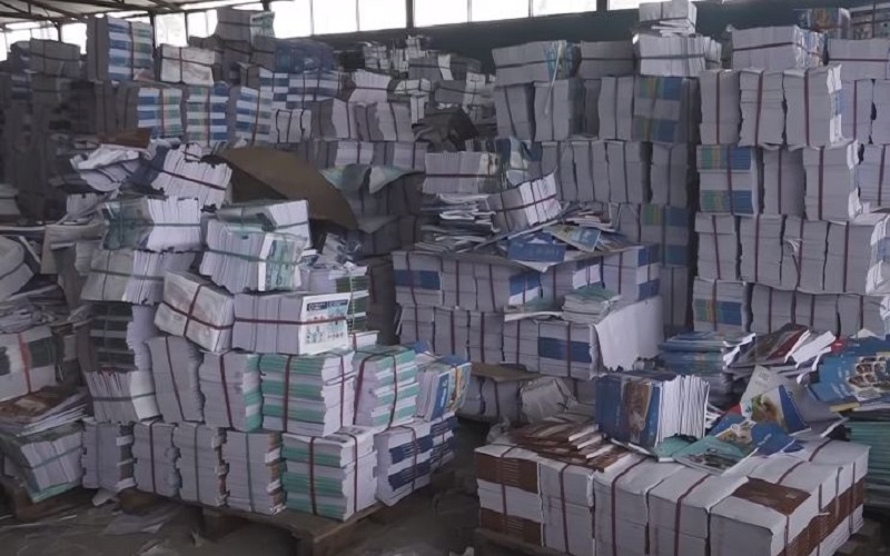 नयाँ शैक्षिकसत्रका लागि पाठ्यपुस्तक विद्यालयमा पुर्‍याइँदै